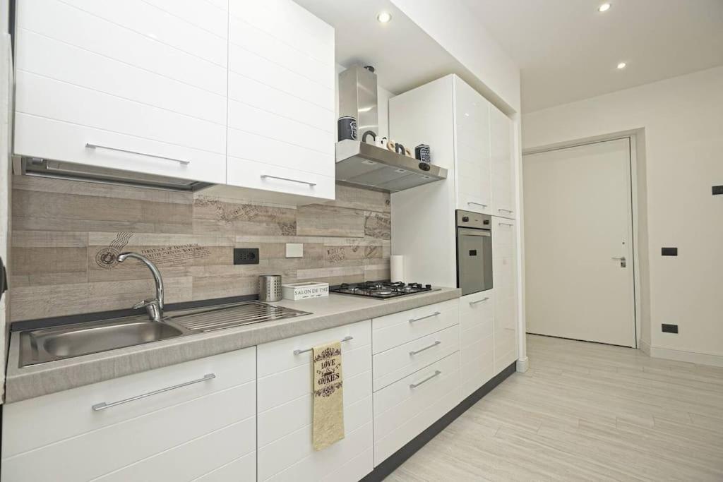 Joivy Stylish 3-bed Flat Near The Aquarium Apartment